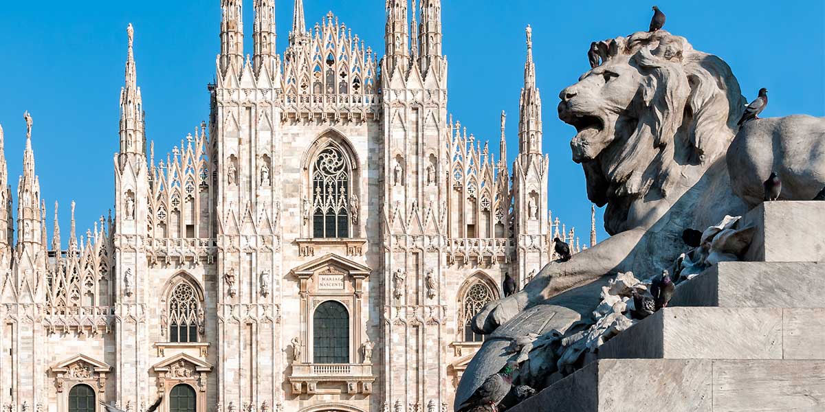 La foto rappresenta il duomo di milano con il leone della piazza in primo piano, lo scatto fotografico viene utilizzo per rappresentare il movimento all'interno dela città di Milano